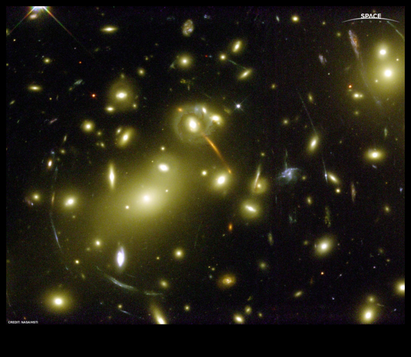 Lentile gravitaționale: distorsiuni în percepția cosmică
