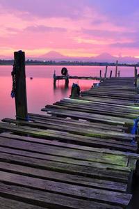 Un peisaj de munte frumos cu un lac în prim plan