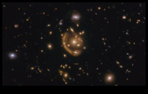 Lentile gravitaționale: distorsiuni în percepția cosmică