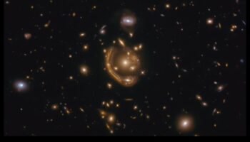 Lentile gravitaționale: distorsiuni în percepția cosmică